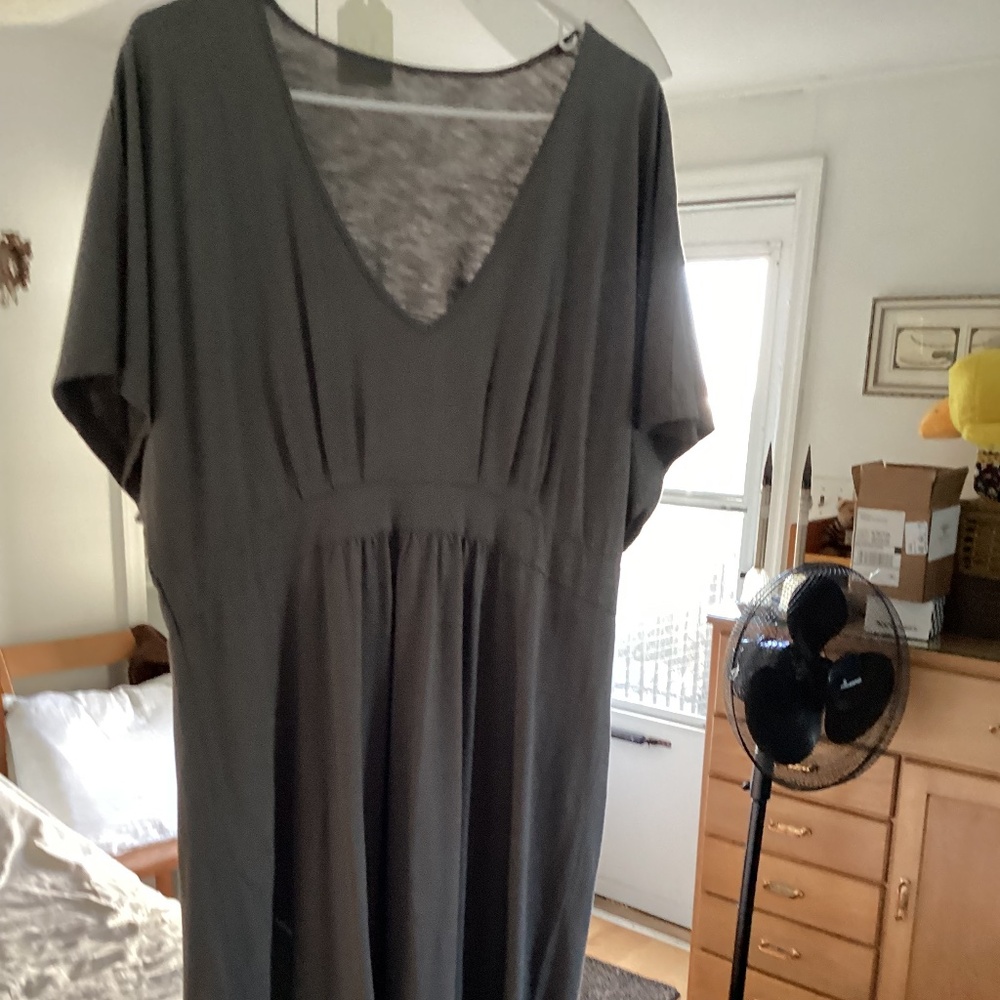 Relaxed V-Neck Short Sleeve Maxi Dress in Charcoal